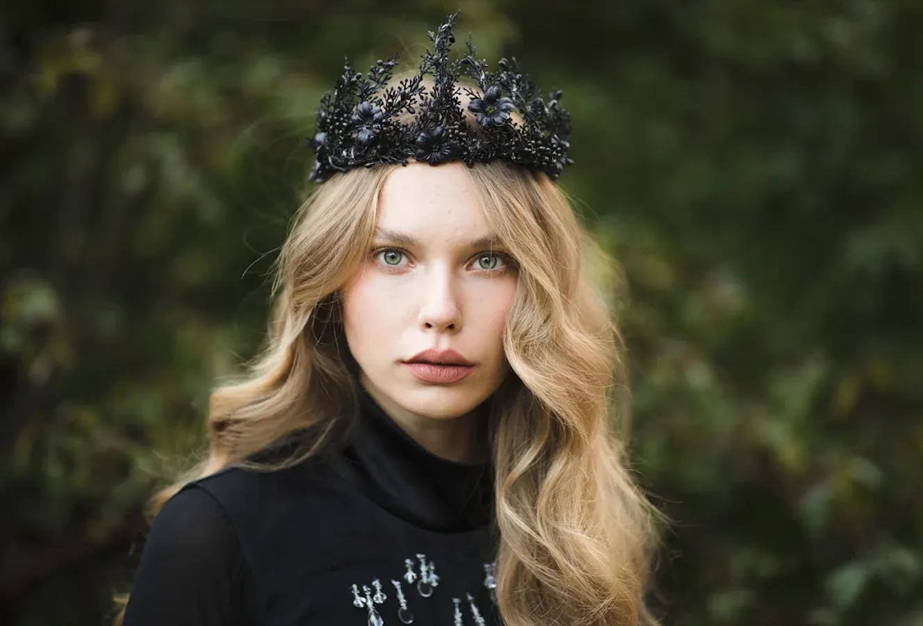 Black flower crown Evil queen tiara Black Mean queen tiara Elegant black crown Magaela accessories Wedding Halloween crown Handmade