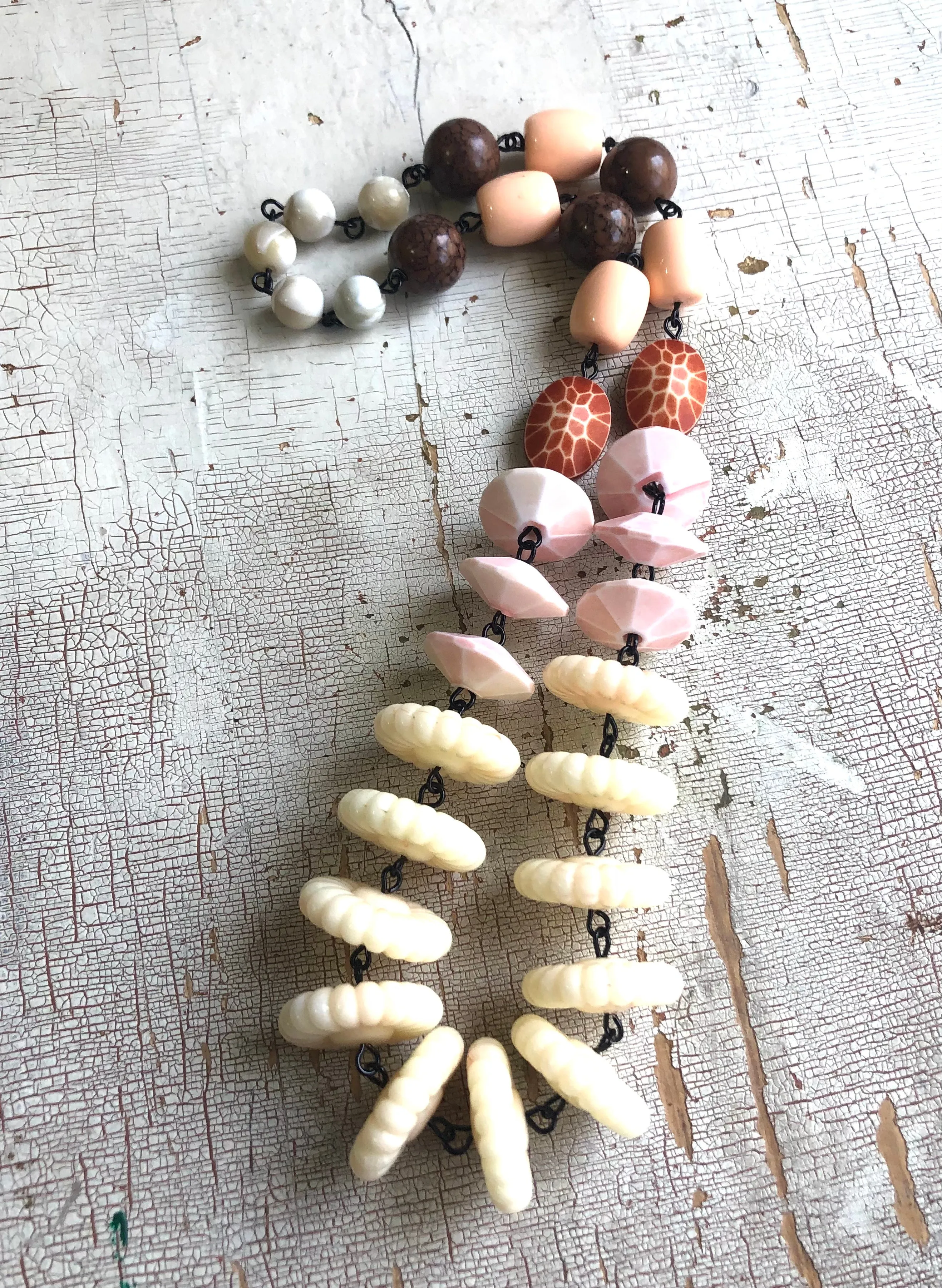 Scalloped Cream & Rusts Lucite Beaded Carmen Necklace