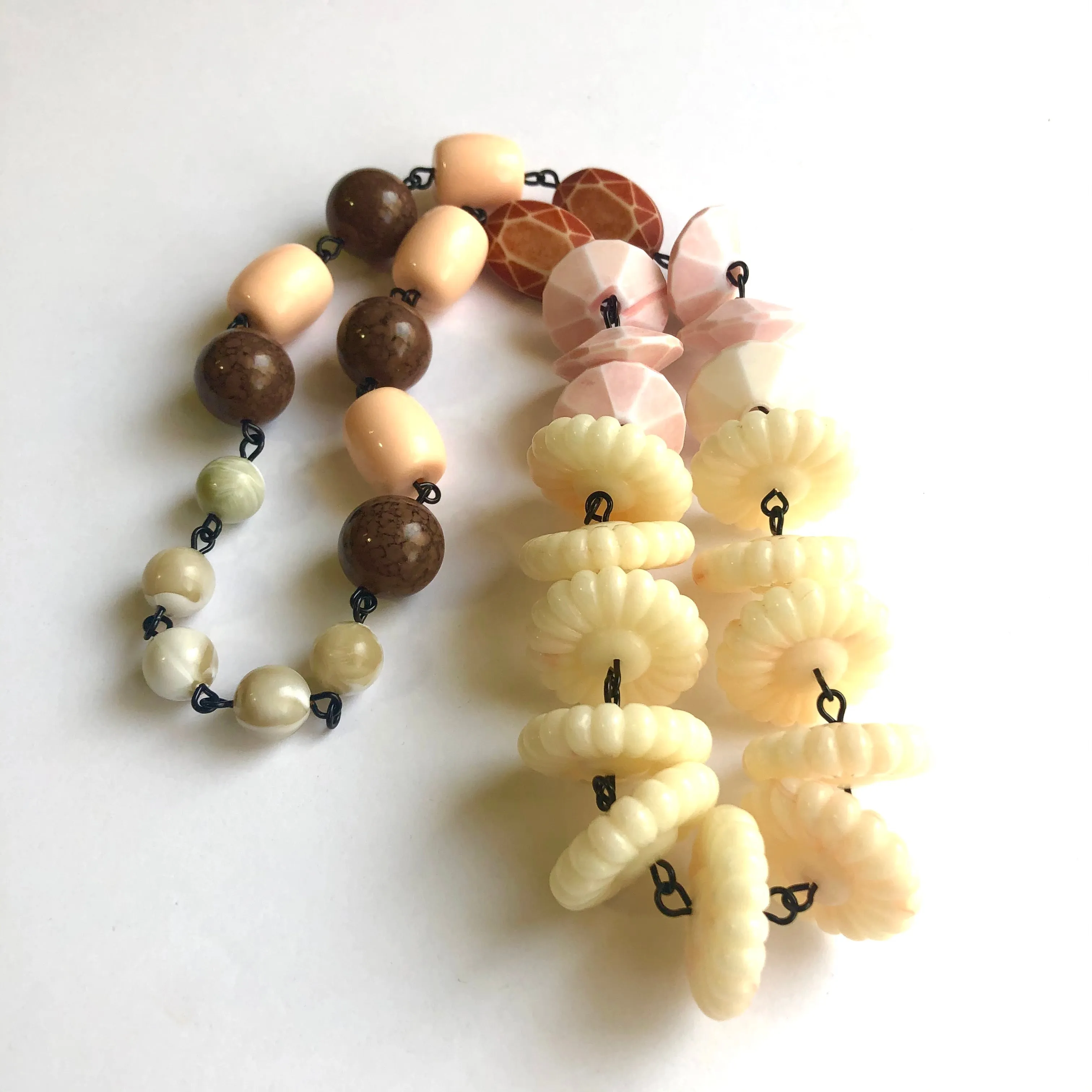 Scalloped Cream & Rusts Lucite Beaded Carmen Necklace